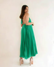 Cargar imagen en el visor de la galería, Midi dress cuello halter plisado - Verde