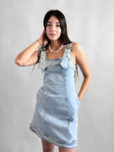 Cargar imagen en el visor de la galería, Vestido denim brillos, hebilla westerm - Azul claro
