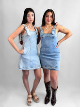 Cargar imagen en el visor de la galería, Vestido denim brillos, hebilla westerm - Azul claro