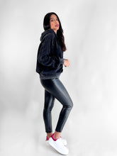 Cargar imagen en el visor de la galería, Leggins vinipiel con bolsos simulados