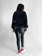 Cargar imagen en el visor de la galería, Leggins vinipiel con bolsos simulados