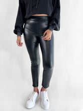 Cargar imagen en el visor de la galería, Leggins vinipiel con bolsos simulados