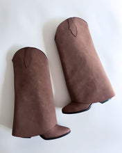 Cargar imagen en el visor de la galería, Botas Cowboy Oversized - Dolly Madera
