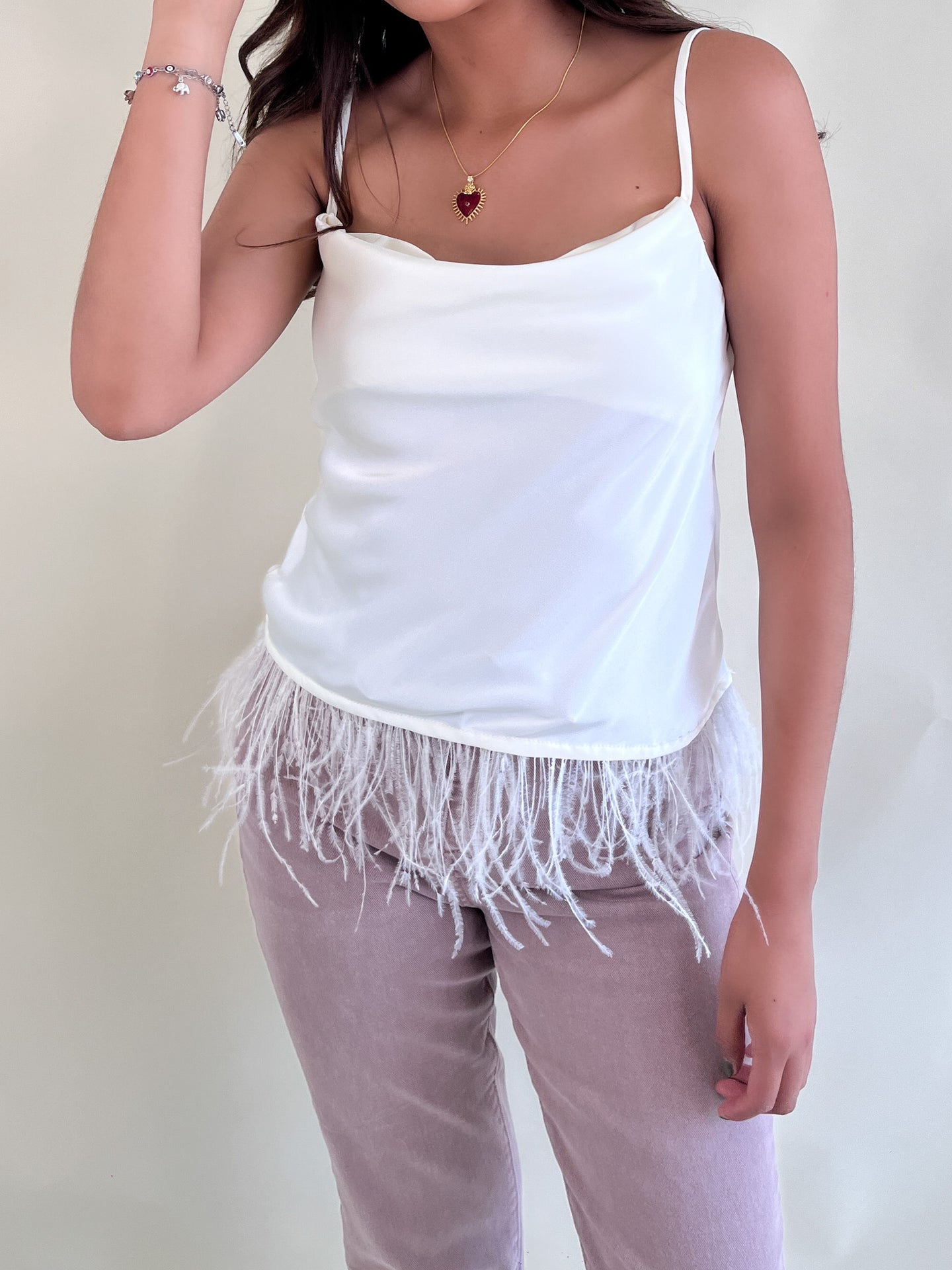 Blusa tirantes cuello slip con plumas - Blanco