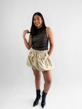 Cargar imagen en el visor de la galería, Blusa asimetrica pliegues mesh
