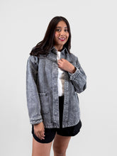 Cargar imagen en el visor de la galería, Chamarra oversize acid wash
