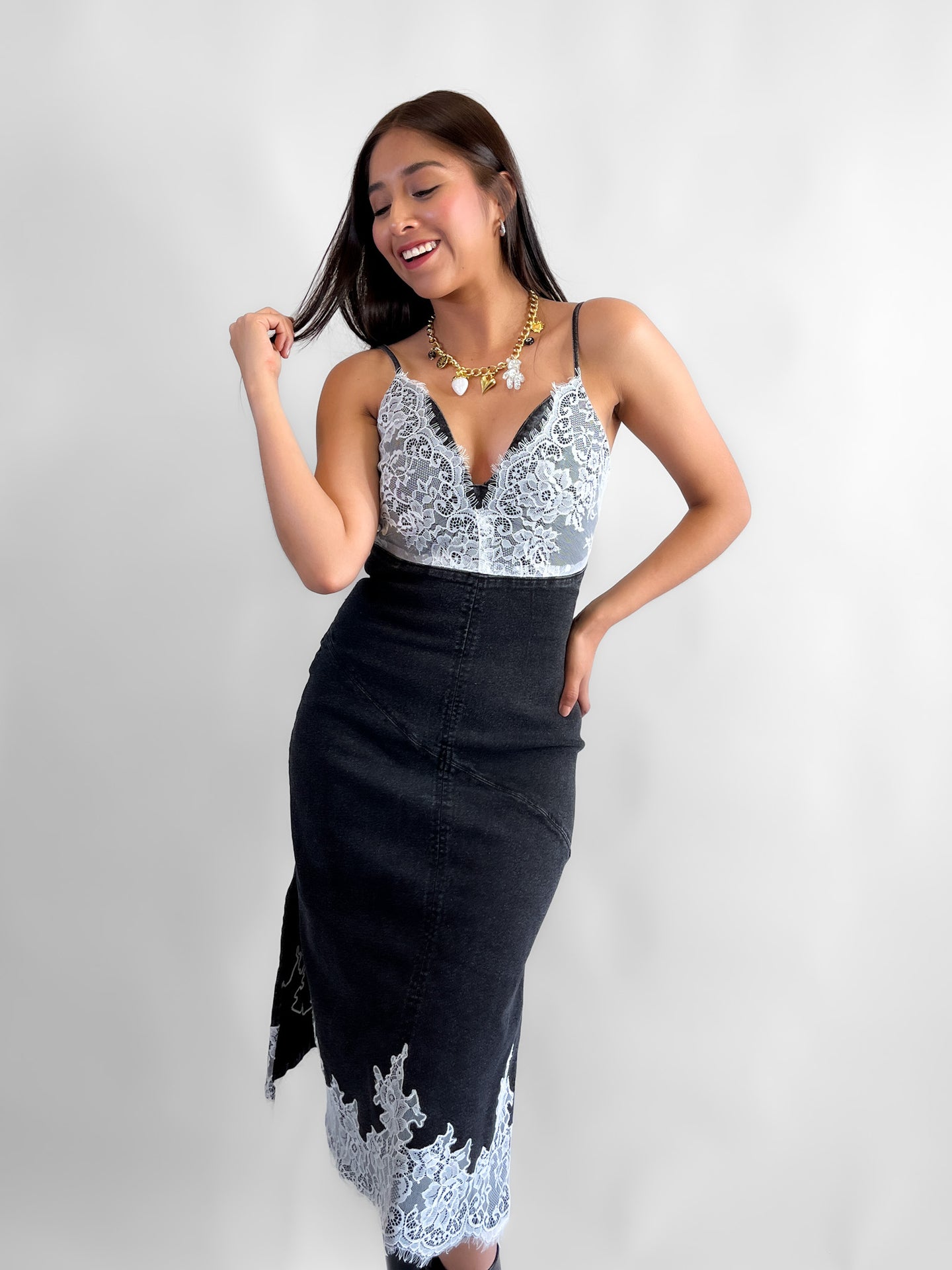 Vestido denim recto con aplicacion encaje