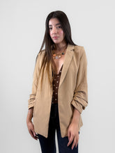 Cargar imagen en el visor de la galería, Blazer básico maga corrugada - Camel
