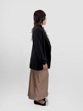 Cargar imagen en el visor de la galería, Blazer básico maga corrugada - Negro
