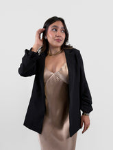 Cargar imagen en el visor de la galería, Blazer básico maga corrugada - Negro
