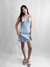Cargar imagen en el visor de la galería, Vestido denim brillos, hebilla westerm - Azul claro
