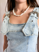 Cargar imagen en el visor de la galería, Vestido denim brillos, hebilla westerm - Azul claro
