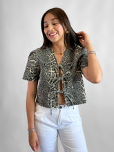 Cargar imagen en el visor de la galería, Blusa manga corta print con lazos al frente - Gris
