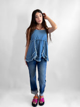 Cargar imagen en el visor de la galería, Blusa tirantes denim ondas

