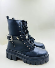 Cargar imagen en el visor de la galería, Combat boots con estrellas
