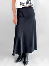 Cargar imagen en el visor de la galería, Maxi skirt satinada - Negro
