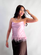 Cargar imagen en el visor de la galería, Blusa satinada slip con plumas - Rosa
