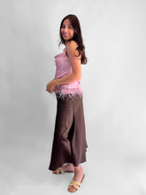 Cargar imagen en el visor de la galería, Blusa satinada slip con plumas - Rosa
