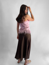 Cargar imagen en el visor de la galería, Blusa satinada slip con plumas - Rosa
