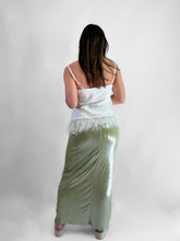 Cargar imagen en el visor de la galería, Blusa satinada slip con plumas - Blanco
