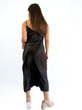 Cargar imagen en el visor de la galería, Vestido lencero satinado escote V - Negro
