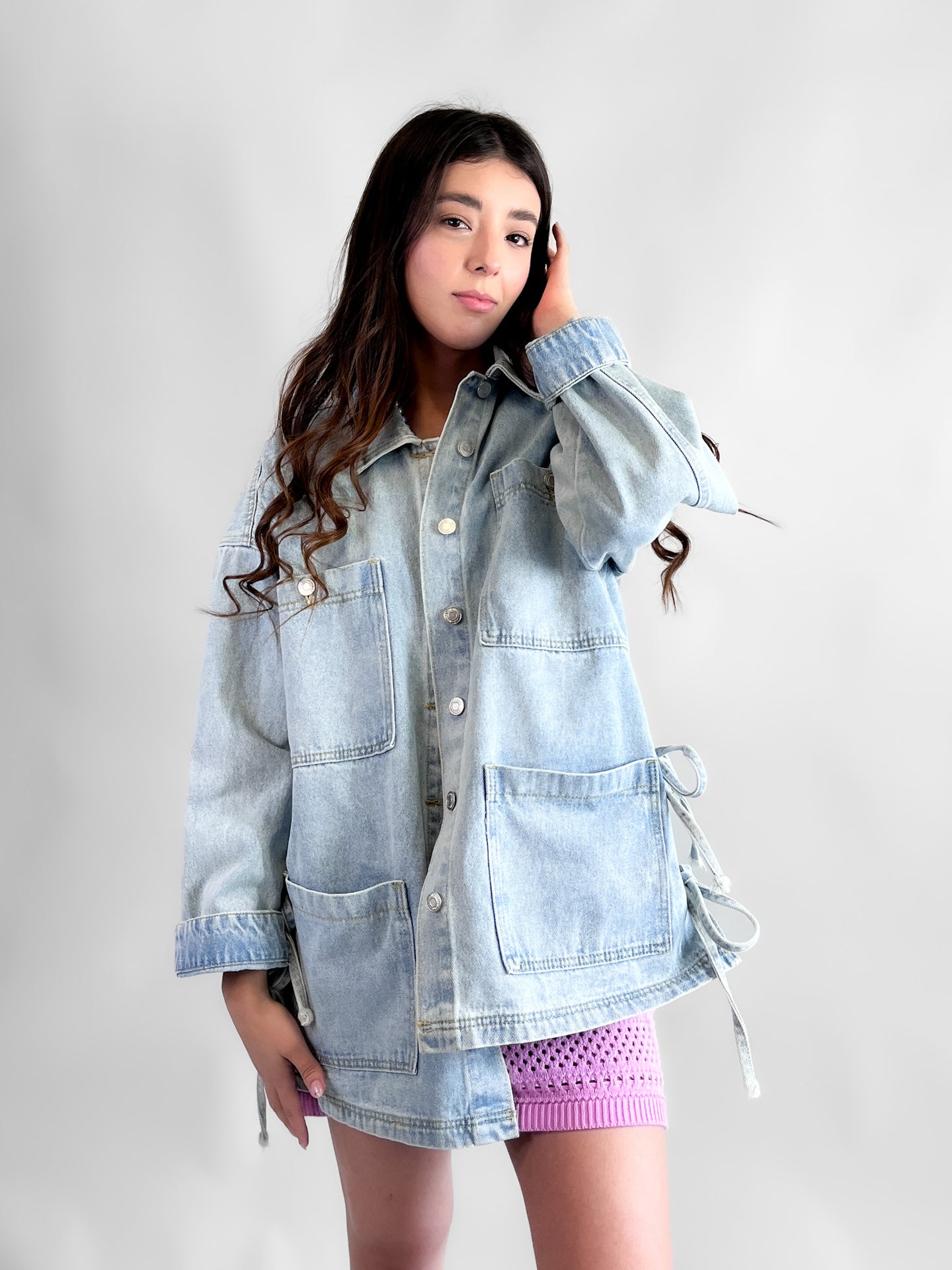 Chamarra denim oversize con tiras en costados