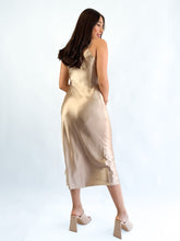 Cargar imagen en el visor de la galería, Vestido lencero satinado escote V - Champagne
