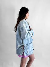 Cargar imagen en el visor de la galería, Chamarra denim oversize con tiras en costados
