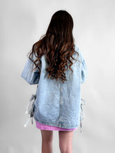 Cargar imagen en el visor de la galería, Chamarra denim oversize con tiras en costados
