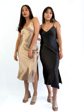 Cargar imagen en el visor de la galería, Vestido lencero satinado escote V - Champagne
