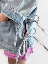 Cargar imagen en el visor de la galería, Chamarra denim oversize con tiras en costados

