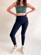 Cargar imagen en el visor de la galería, Leggins franjas con push up - Negro
