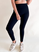 Cargar imagen en el visor de la galería, Leggins franjas con push up - Negro
