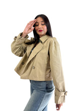 Cargar imagen en el visor de la galería, Gabardina crop con botones
