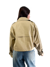 Cargar imagen en el visor de la galería, Gabardina crop con botones
