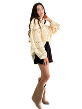 Cargar imagen en el visor de la galería, Camisa bohemia tiras crochet

