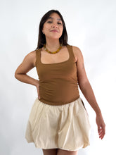Cargar imagen en el visor de la galería, Blusa tirante grueso, escote cuadrado - Ocre
