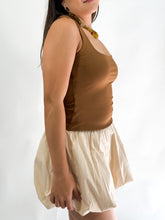 Cargar imagen en el visor de la galería, Blusa tirante grueso, escote cuadrado - Ocre
