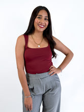 Cargar imagen en el visor de la galería, Blusa licra tirante grueso, escote cuadrado - Tinto

