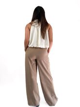 Cargar imagen en el visor de la galería, Pantalon holgado con hebilla costado - Camel
