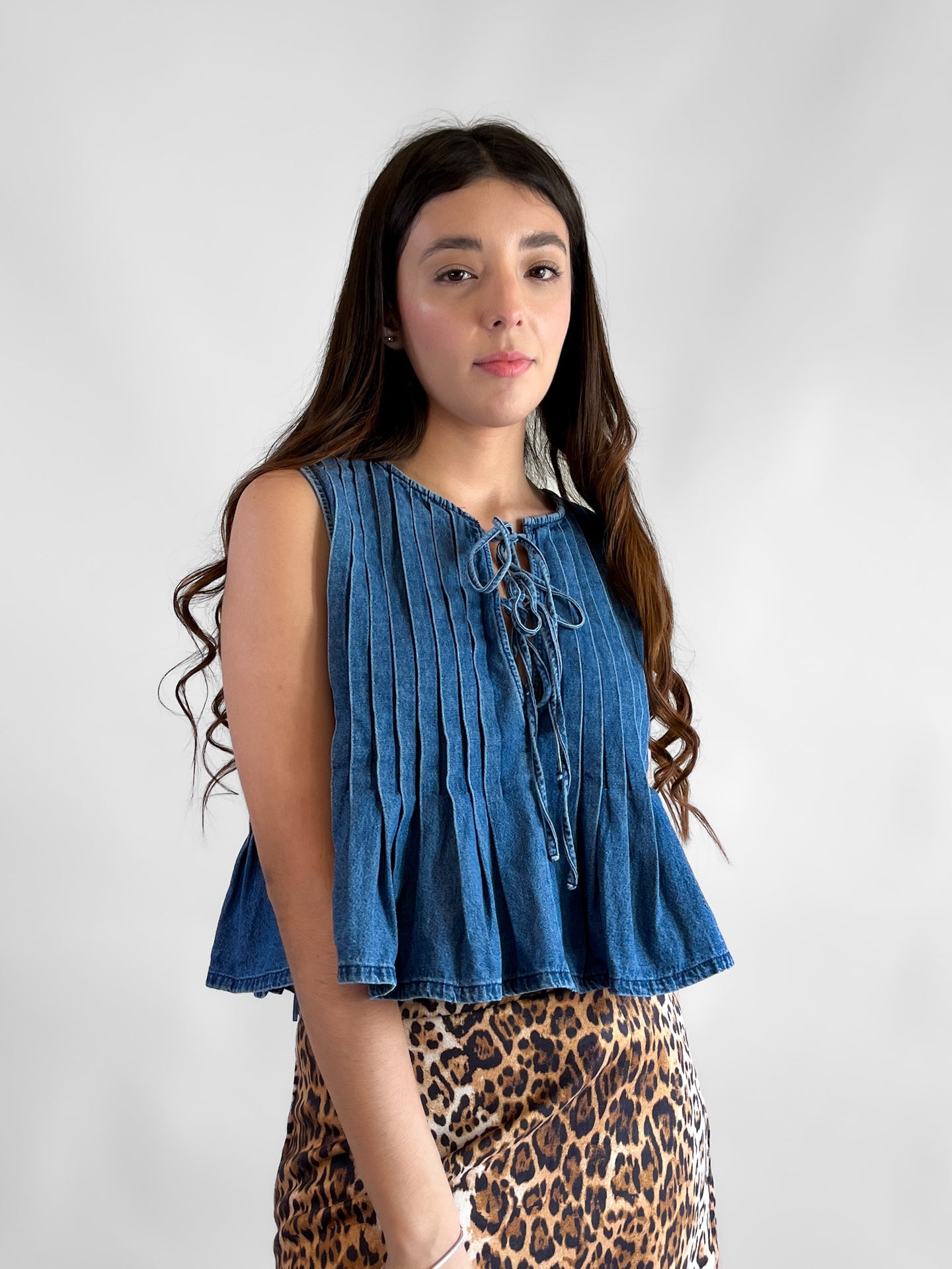 Top denim sin mangas con pliegues
