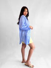 Cargar imagen en el visor de la galería, Camisero oversize traslúcido 100% algodón - Azul
