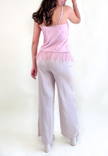 Cargar imagen en el visor de la galería, Blusa tirantes cuello slip con plumas - Baby Pink
