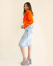 Cargar imagen en el visor de la galería, Camisa satinada con flecos en escote - Naranja
